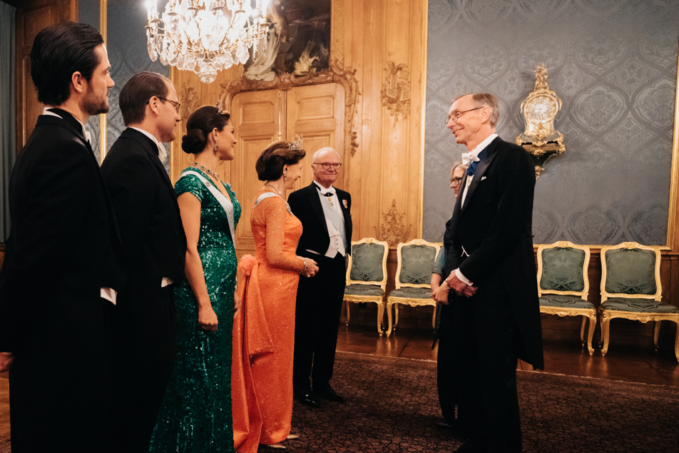 Kungafamiljen hälsar på nobelpristagaren Svante Pääbo med hustru.