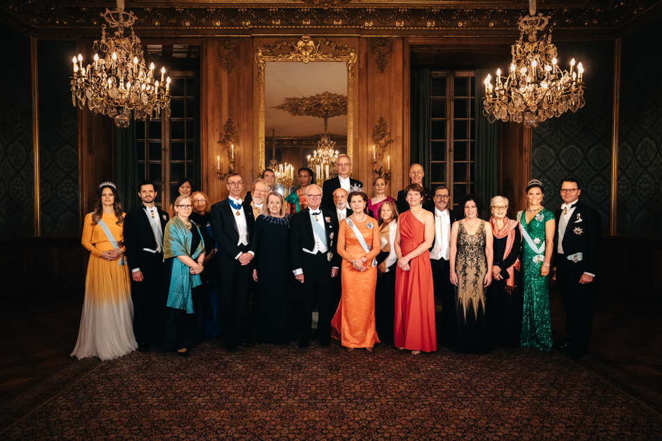 Kungafamiljen tillsammans med 2022 års nobelpristagare i Lovisa Ulrikas matsal på Kungl. Slottet. 