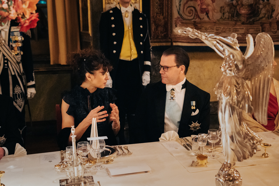 Prins Daniel i samtal med Emmanuelle Charpentier, kemipristagare år 2020.