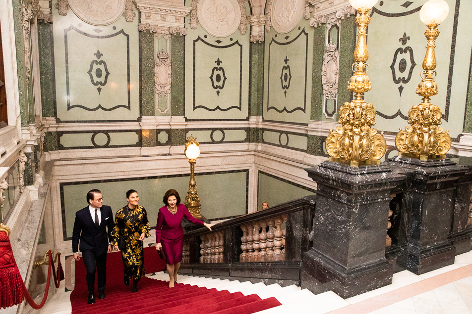 Drottningen och Kronprinsessparet anlände till Kungliga Operan via den kungliga entrén.