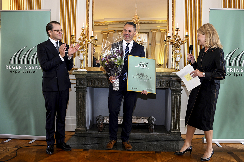 Prins Daniel och utrikeshandelsminister Anna Hallberg vid utdelningen av priset för Årets exportsuccé till Rikard Rodén, vd för företaget Nordic Biomaker.