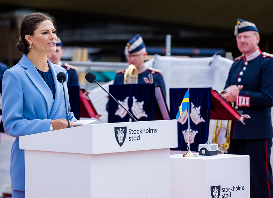 Kronprinsessan höll tal under ceremonin mitt i byggarbetsplatsen mellan Södermalm och Stadsholmen i Stockholm.
