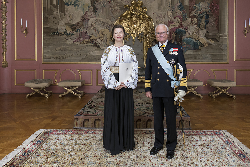 Kungen tillsammans med Moldaviens ambassadör Liliana Gutan.