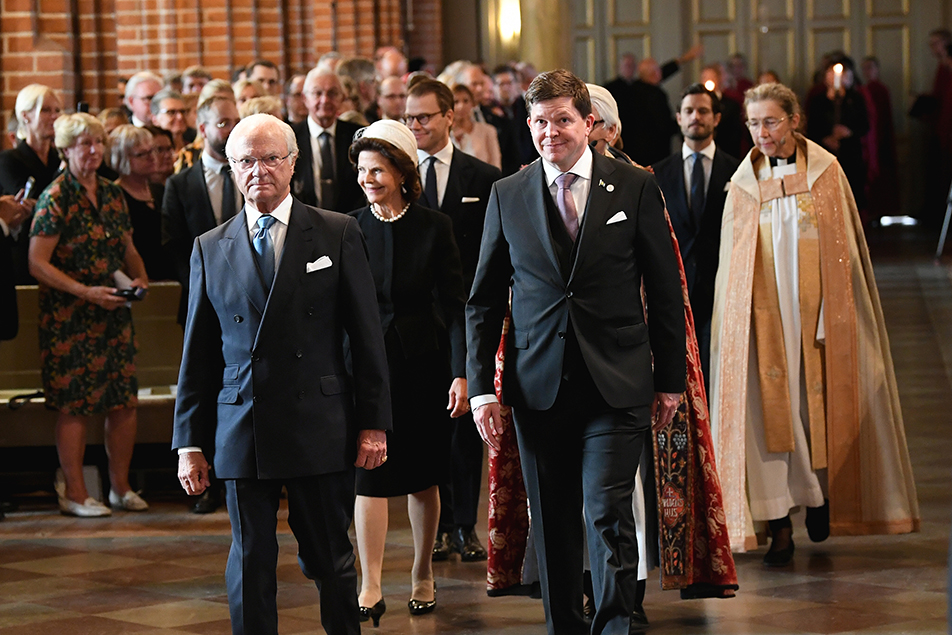 Kungafamiljen anländer till Storkyrkan tillsammans med riksdagens talman Andreas Norlén, domprost Hans Ulfvebrand och domkyrkokaplan Kristina Ljunggren. 