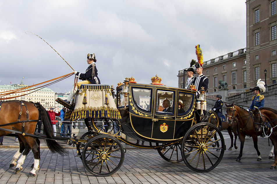 The King and Queen arrive at Norrbro in one of the Royal Stables' carriages. 