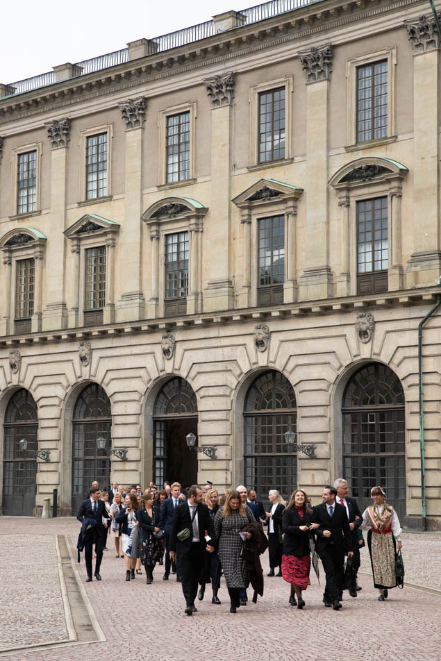 After the service, the members of the Riksdag walked from Stockholm Cathedral to the Riksdag building via the Royal Palace. 