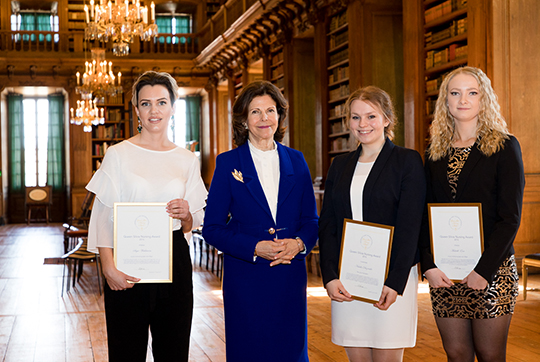Drottningen tillsammans med stipendiaterna Saga Wahlström, Natalia Duszeńska och Michelle Ena.