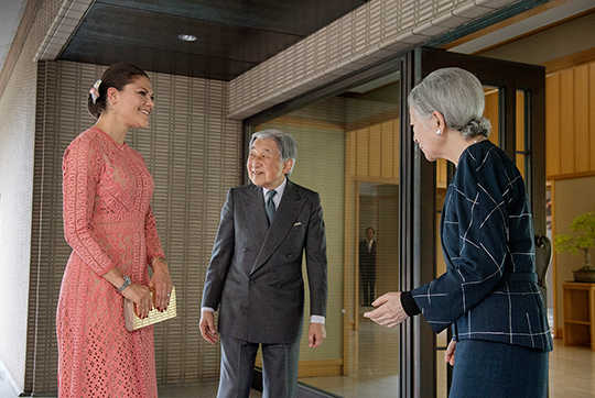 Japans kejsare Akihito och kejsarinna Michiko välkomnar Kronprinsessan. 