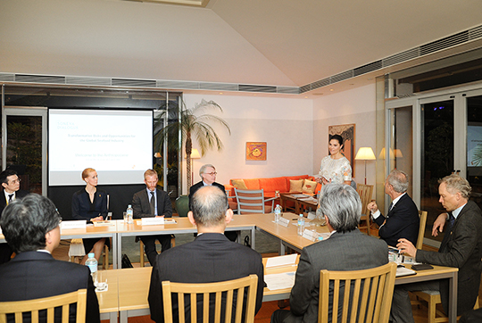 Under mötet med japanska fiskeföretag och fiskeexperter, som hölls på svenska ambassaden. 