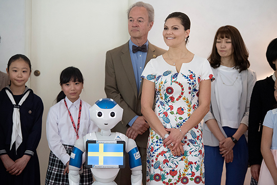 Tillsammans med vinnarna i svenska ambassadens videotävling om hållbara hav och den mänskliga roboten Pepper. 