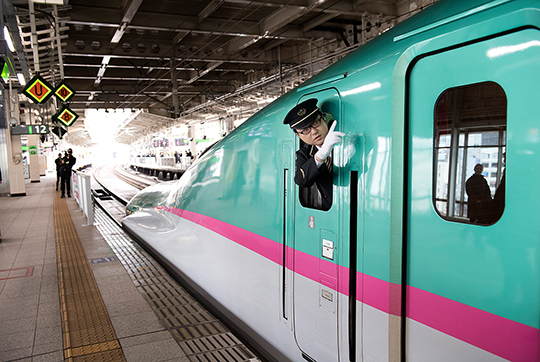 Kronprinsessan anländer till staden Sendai med Shinkansen, för vidare färd till Shiogama.