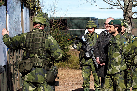 Bataljonschefen major Henrik Larsson orienterar Prinsen om övningens omfattning.