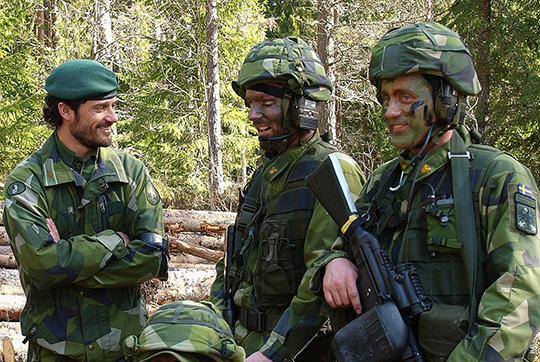 Prins Carl Philip i samtal med soldaterna i Värmlandsbataljonen. 
