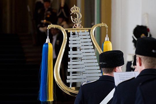 Den kungliga militärmusiken ger ceremonin en värdig inramning. 