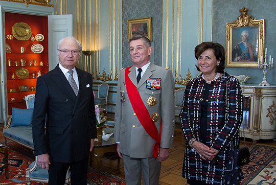 Kungen tillsammans med general Benoît Puga och hans hustru Isabelle Puga vid mötet i Prinsessan Sibyllas våning.