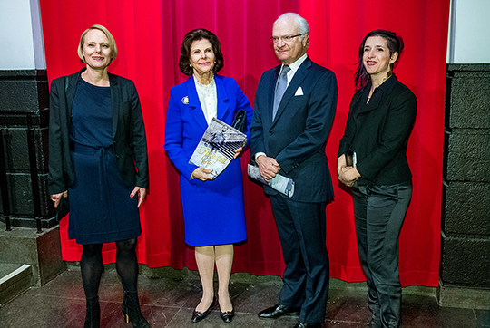 Kungaparet anländer till Folkoperan i Stockholm och hälsas välkomna av Folkoperans vd Monica Fredriksson och Mellika Melouani Melani, konstnärlig chef. 
