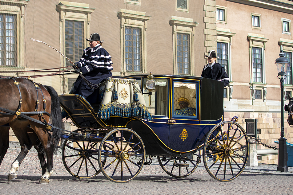 The ambassadors arrive at the Royal Palace in the Royal Stables' carriages.