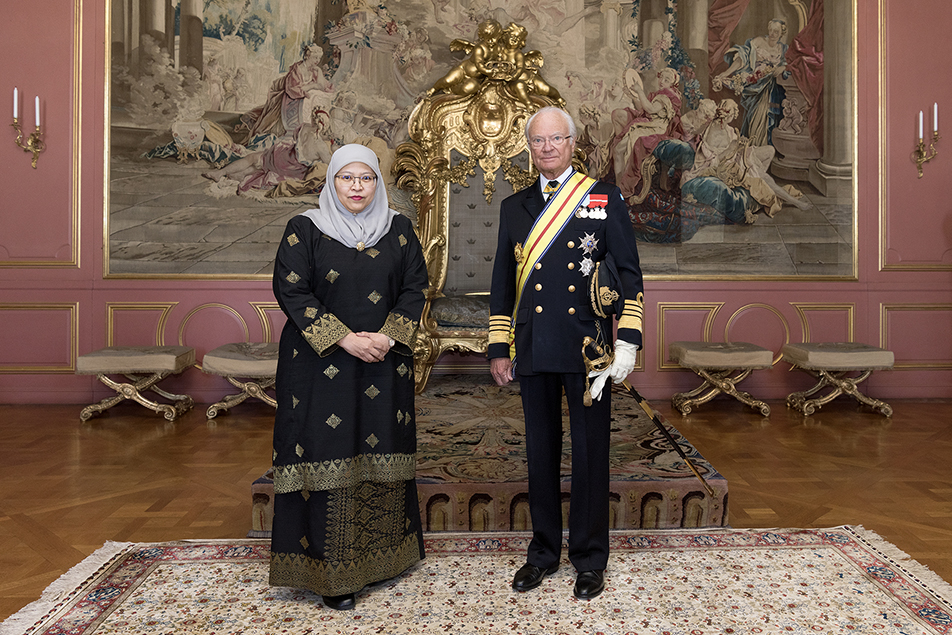 Kungen tillsammans med Malaysias ambassadör Hafizah Abdullah. 