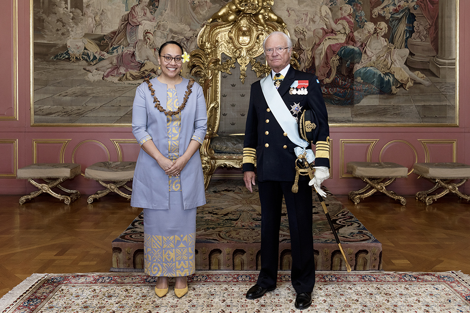 Kungen tillsammans med Samoas ambassadör Francella Maureen Strickland.