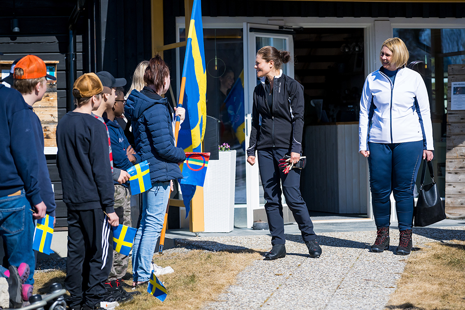 Kronprinsessan och landshövdingen i Jämtlands län, Marita Ljung, välkomnas till Sonfjällets nationalpark.