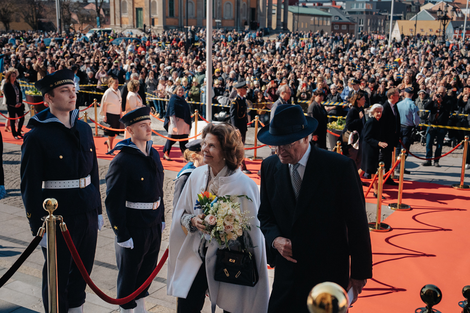 Kungaparet anländer till Stortorget i Karlskrona.