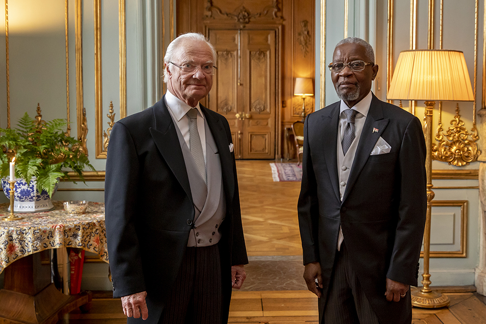 Kungen tillsammans med ambassadör Apolinário Jorge Correia från Angola. 