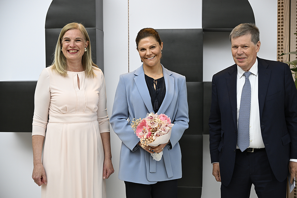 Kronprinsessan tillsammans med Anna Hemlin, generalsekreterare i Hjärnfonden och Peter Thelin, styrelseordförande i Hjärnfonden.