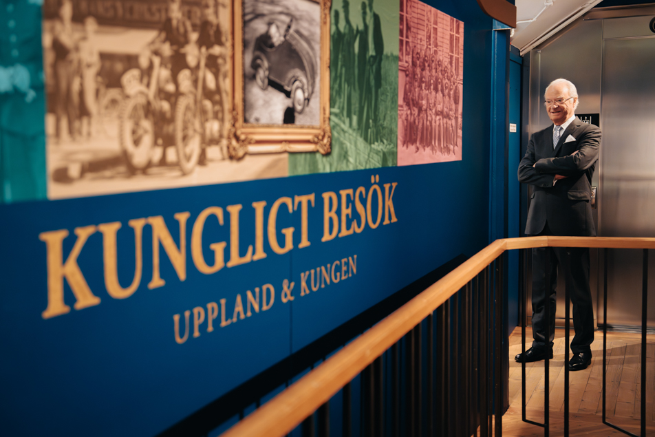 Kungen fick ta del av fotoutställningen på Upplandsmuseet.