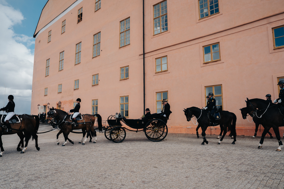 Kortegen anländer till Uppsala slott.