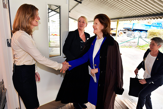 Drottningen välkomnas av Catharina Gehrke, som är generalsekreterare för SOS Barnbyar. 