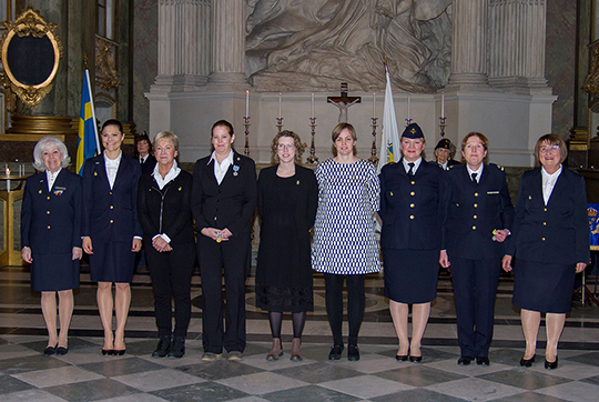 Kronprinsessan tillsammans med mottagare av Stockholms Läns Försvarskommittés förtjänstmedalj.