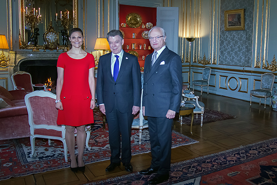 Kungen och Kronprinsessan tillsammans med årets mottagare av Nobels fredspris, Colombias president Juan Manuel Santos. 