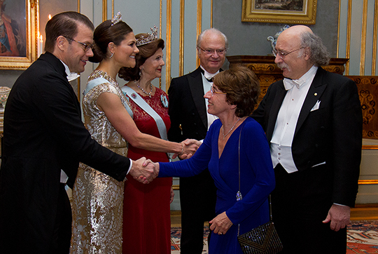 Kungaparet och Kronprinsessparet välkomnar fysikpristagare Duncan M. Haldane och Odile Belmont till Kungl. Slottet.