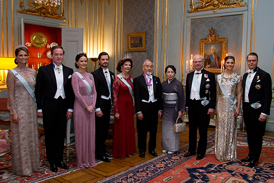 Medicinpristagare Yoshinori Ohsumi och Mariko Ohsumi tillsammans med Kungafamiljen i Prinsessan Sibyllas våning. Innan kvällens middag hölls en mottagning för årets Nobelpristagare. 