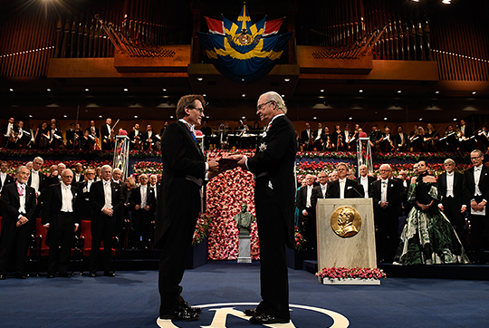 Kungen delar ut Nobelpriset i kemi till Bernard L. Feringa.