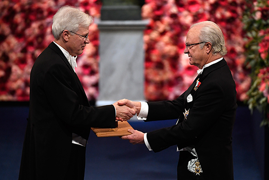 Ekonomipristagaren Bengt Holmström tar emot Nobelpriset. 
