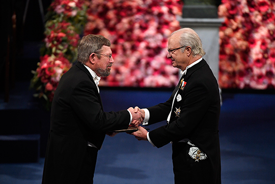 Kungen delar ut Nobelpriset i fysik till Michael Kosterlitz. 