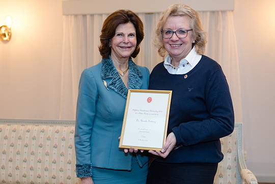 Silvialäkare Ursula Sottong tar emot Silviahemmets stipendium av Drottningen. 