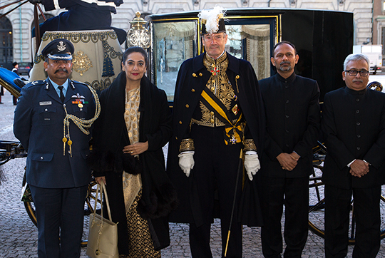Indiens ambassadör Monika Kapil Mohta tillsammans med UD:s introduktör Bengt Lundborg och följe. 