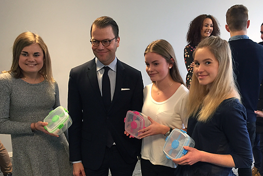 Några elever vid Gymnasium Skövde presenterar sitt UF-företag och affärsidén – matlådor med inbyggda bestick. 