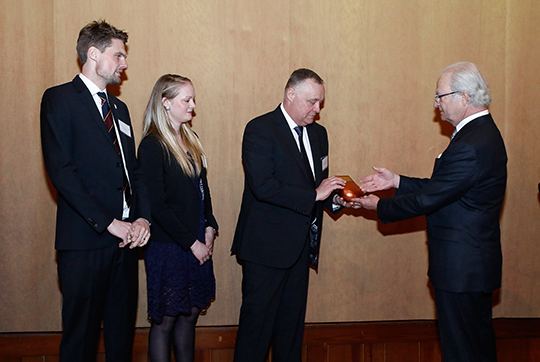 Kungen delar ut priset Årets Mjölkbonde till Lars-Inge Gunnarsson, Skottorps säteri. Här tillsammans med barnen Elin och Karl-Johan.