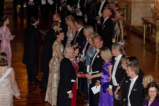 Kungafamiljen hälsar på gästerna i Vita Havet. Kungens middag för Nobelpristagarna på Kungliga slottet är en tradition som inleddes 1904.