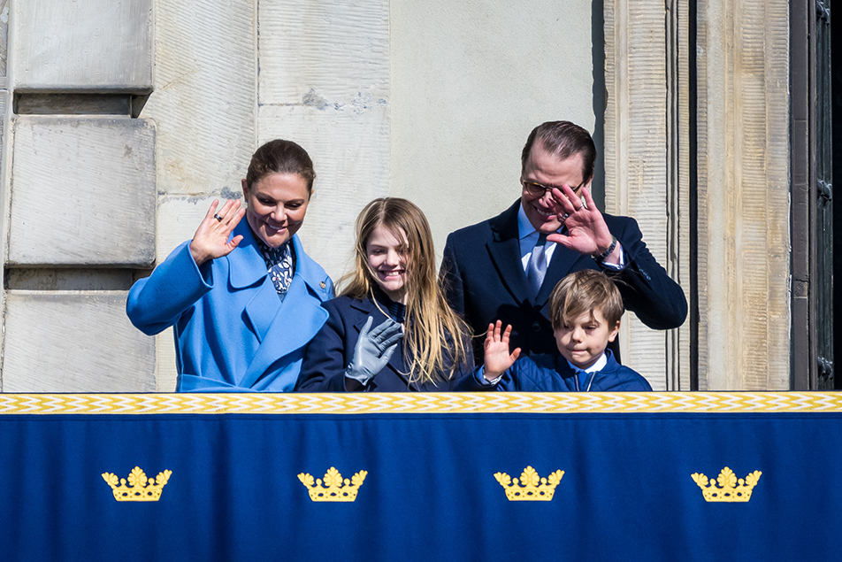 Kronprinsessfamiljen på Kungl. Slottets nya balkong. 