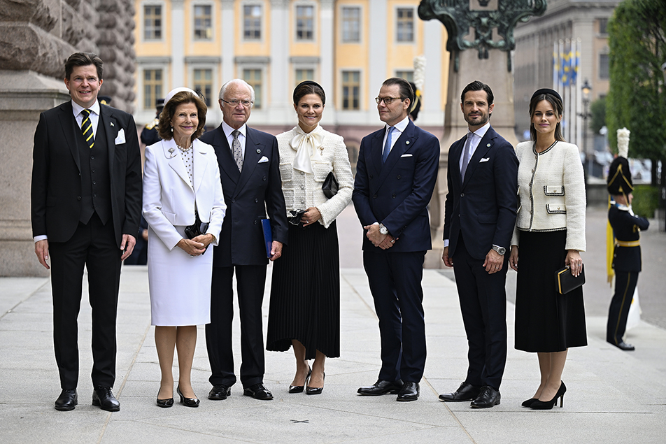 Riksdagens talman tog emot Kungaparet, Kronprinsessparet och Prinsparet på trappan till riksdagshuset. 