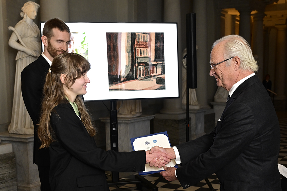 Konstnären Lina Göhle tar emot sitt stipendium ur Kungens hand.
