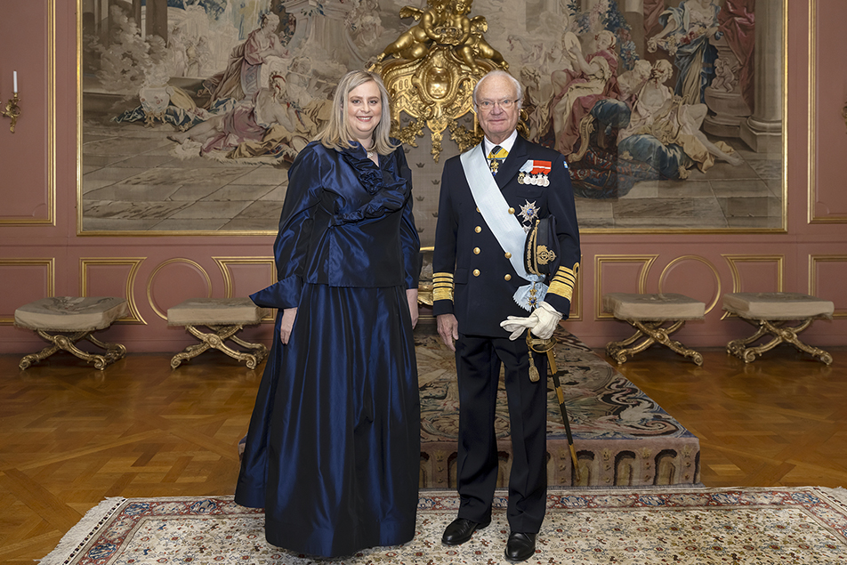 Kungen hälsar Australiens ambassadör Frances Sagala välkommen till Kungl. Slottet. 