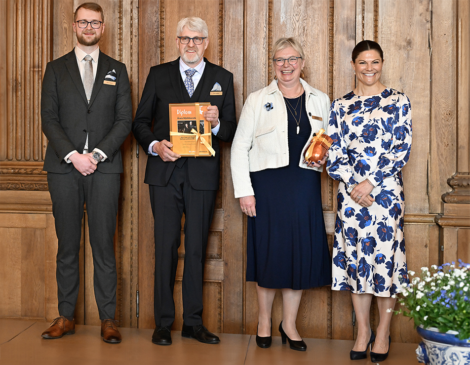 Kronprinsessan delade ut priset ”Årets mjölkföretagare 2024” till Oscar, Sven och Gun Karlsson, Vessigebro. 