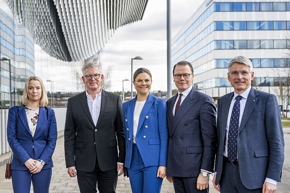 Kronprinsessan och Prins Daniel vid ankomsten till Ericssons huvudkontor, tillsammans med Jenny Lindqvist, Börje Ekholm och Erik Ekudden.