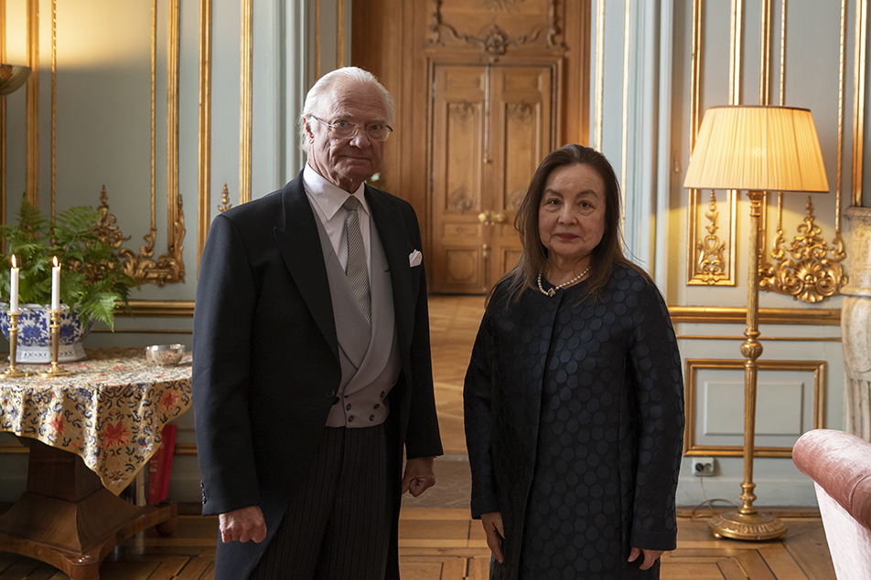 Kungen tillsammans med Perus ambassadör Cristina Ronquillo de Blödorn.