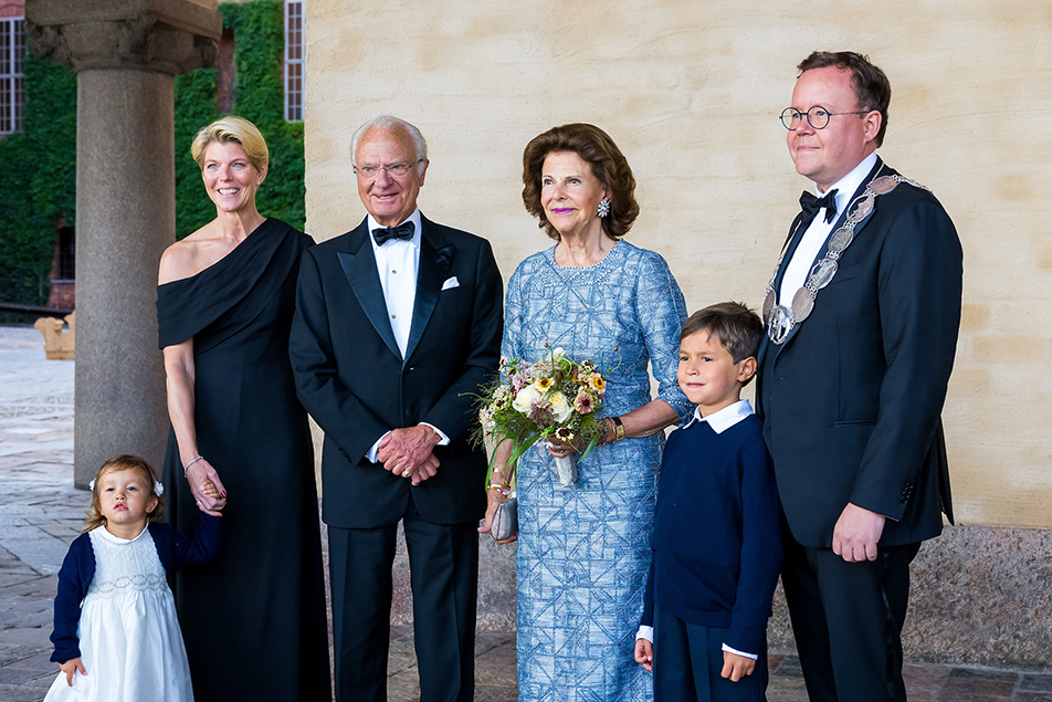 Kungaparet vid ankomsten till Stadshuset tillsammans med Olle Burell och Karin Gardes, samt pristagaren Andrea Rinaldos barnbarn Adriana och Mario. 